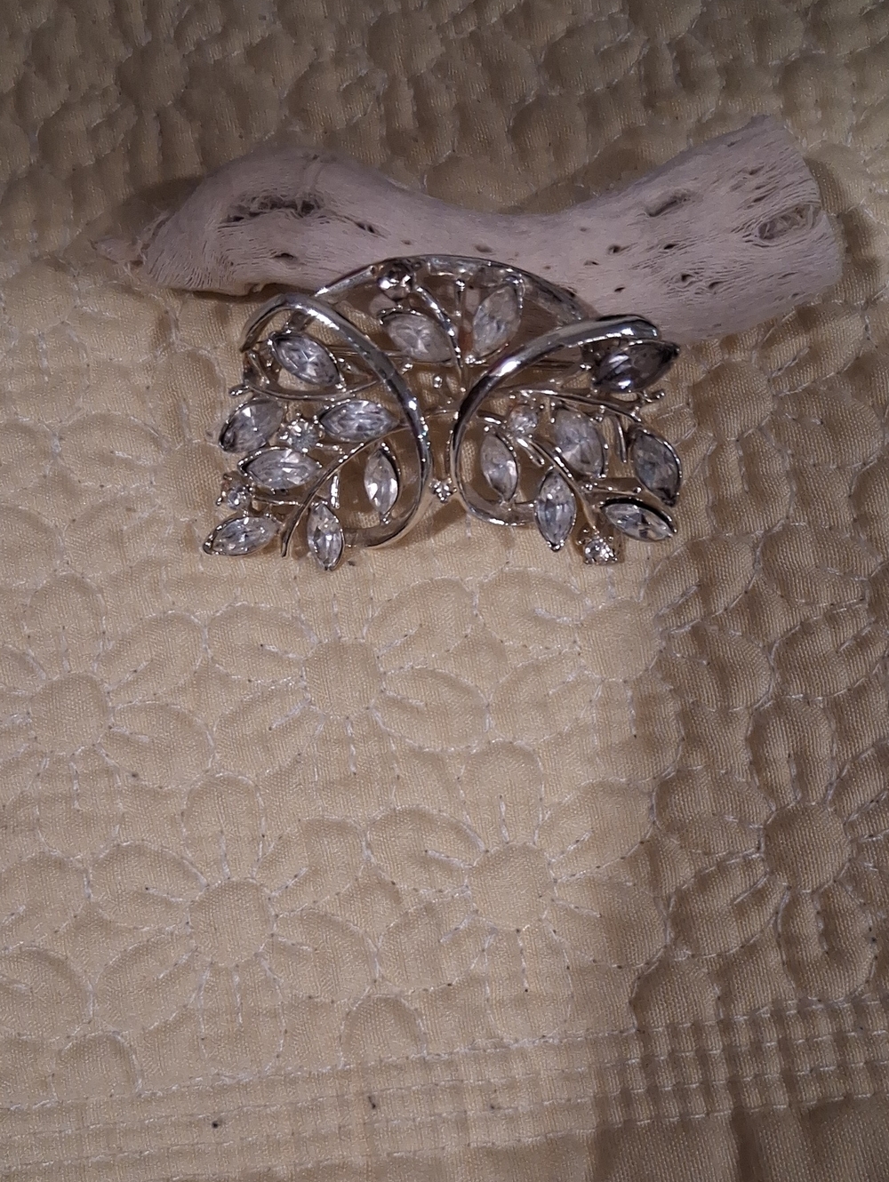 Clear Crystal Leaf Motif Silver-Tone Brooch One Stone Missing ?